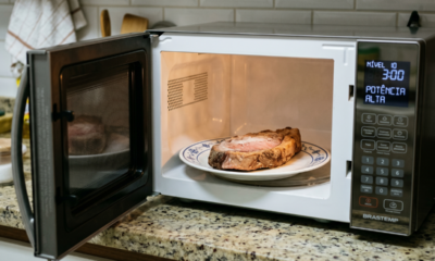 A carne não fica borrachuda no micro-ondas por acaso e o erro costuma estar em um botão muito comum