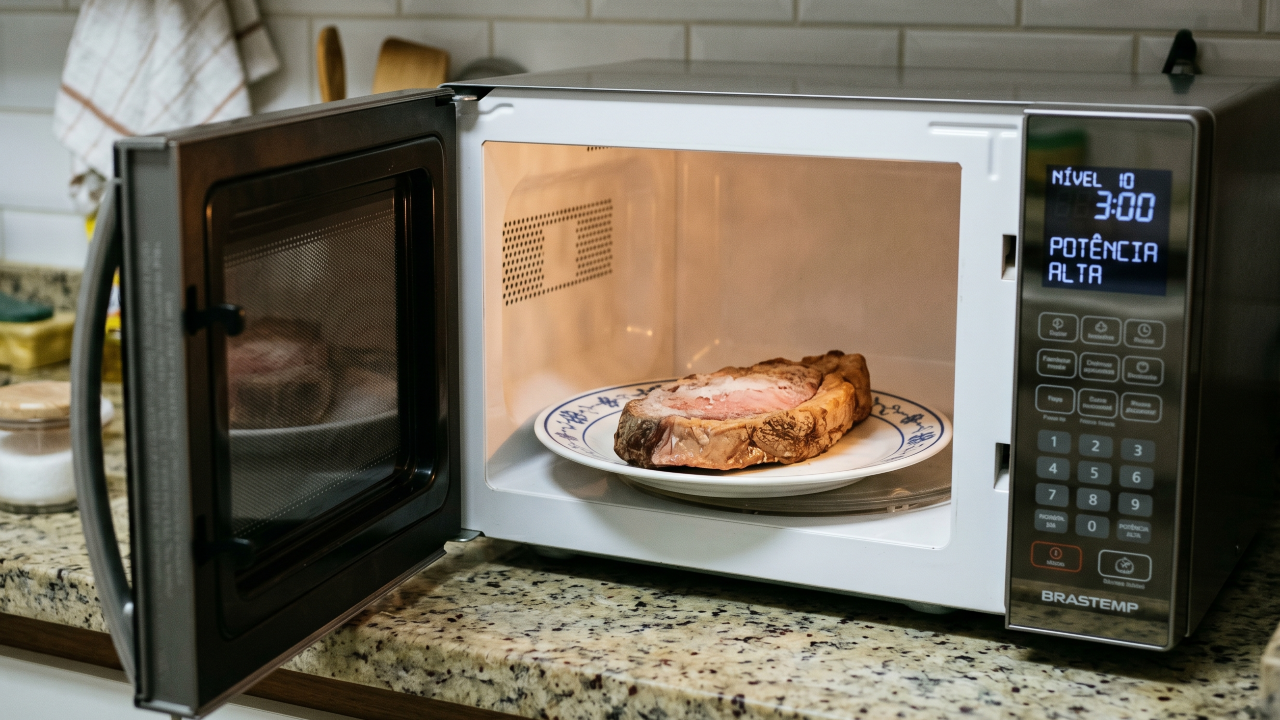 A carne não fica borrachuda no micro-ondas por acaso e o erro costuma estar em um botão muito comum