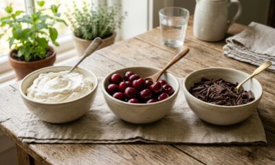 Misture chantilly, cerejas e raspas de chocolate e faça um bolo Floresta Negra molhadinho