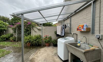 A cobertura simples para lavanderia que protege da chuva e evita gastar com estrutura pesada