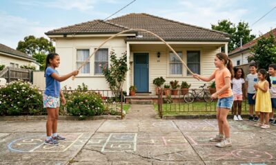 Brincadeiras como pular corda em grupo reuniam todos e viravam momentos inesquecíveis