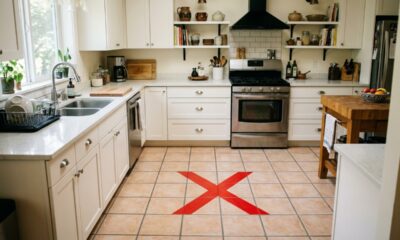Adeus azulejos na cozinha: a tendência minimalista para renovar o piso em um dia e sem pedreiros