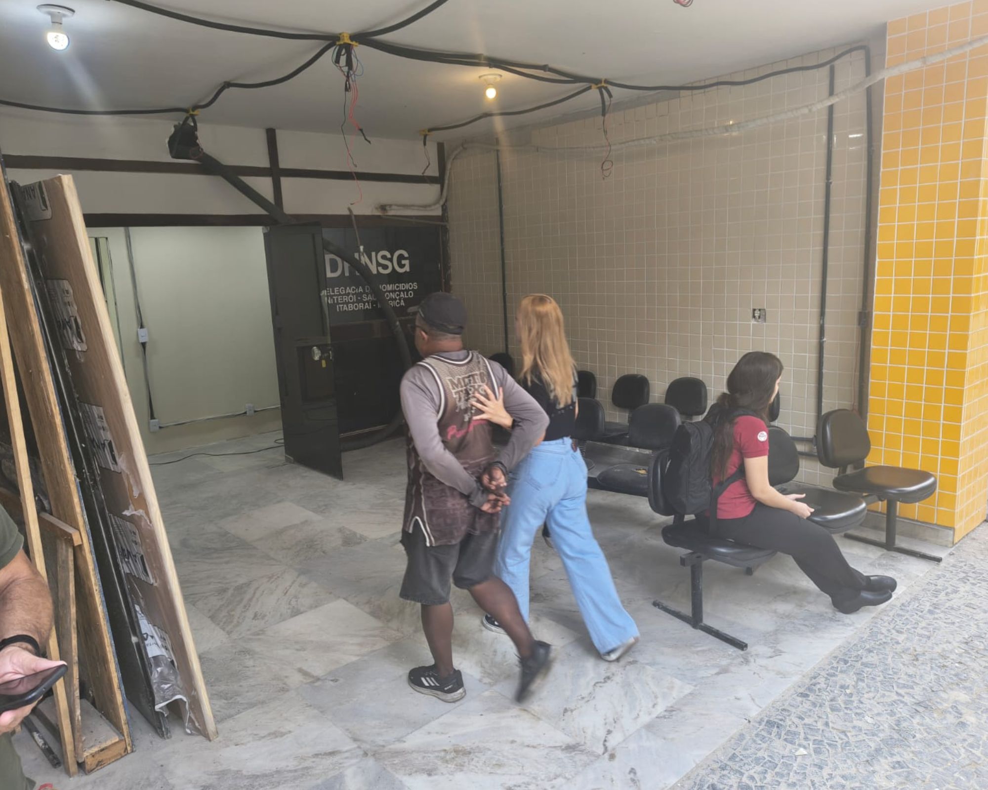 Polícia Civil prende mototaxista suspeito de levar vítima para tribunal do tráfico em São Gonçalo.