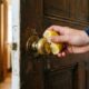 Esfregar suco de limão na maçaneta da porta da frente: quais são os benefícios e por que você deveria fazer isso?