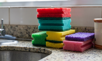 Por que as esponjas de louça têm cores diferentes e o que isso realmente costuma indicar
