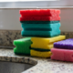 Por que as esponjas de louça têm cores diferentes e o que isso realmente costuma indicar