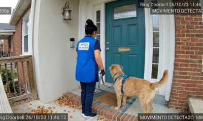 Câmera de segurança flagra zeladora e seu cachorro encontrando uma surpresa inesperada