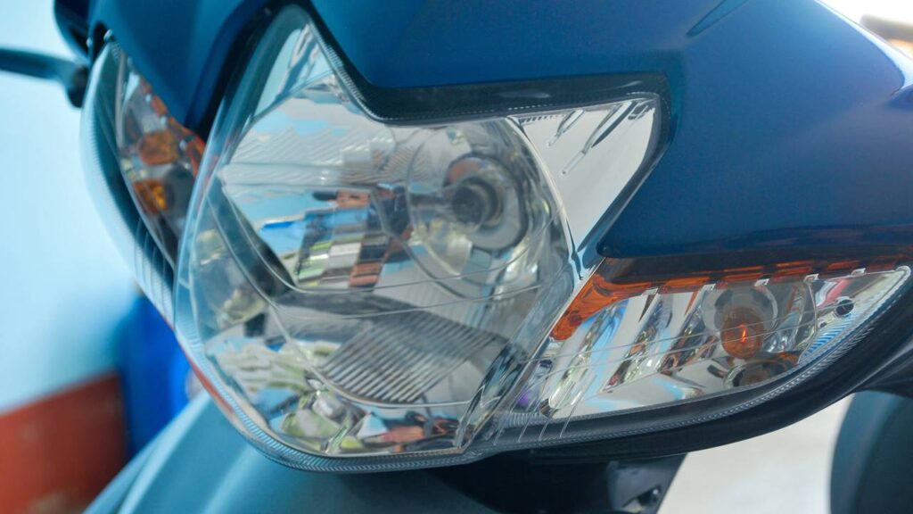 Farol riscado de moto pode ser recuperado com lixamento e polimento técnico