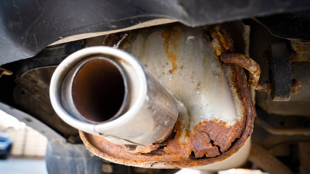 Ferrugem no escapamento pode ser removida em minutos com técnica simples