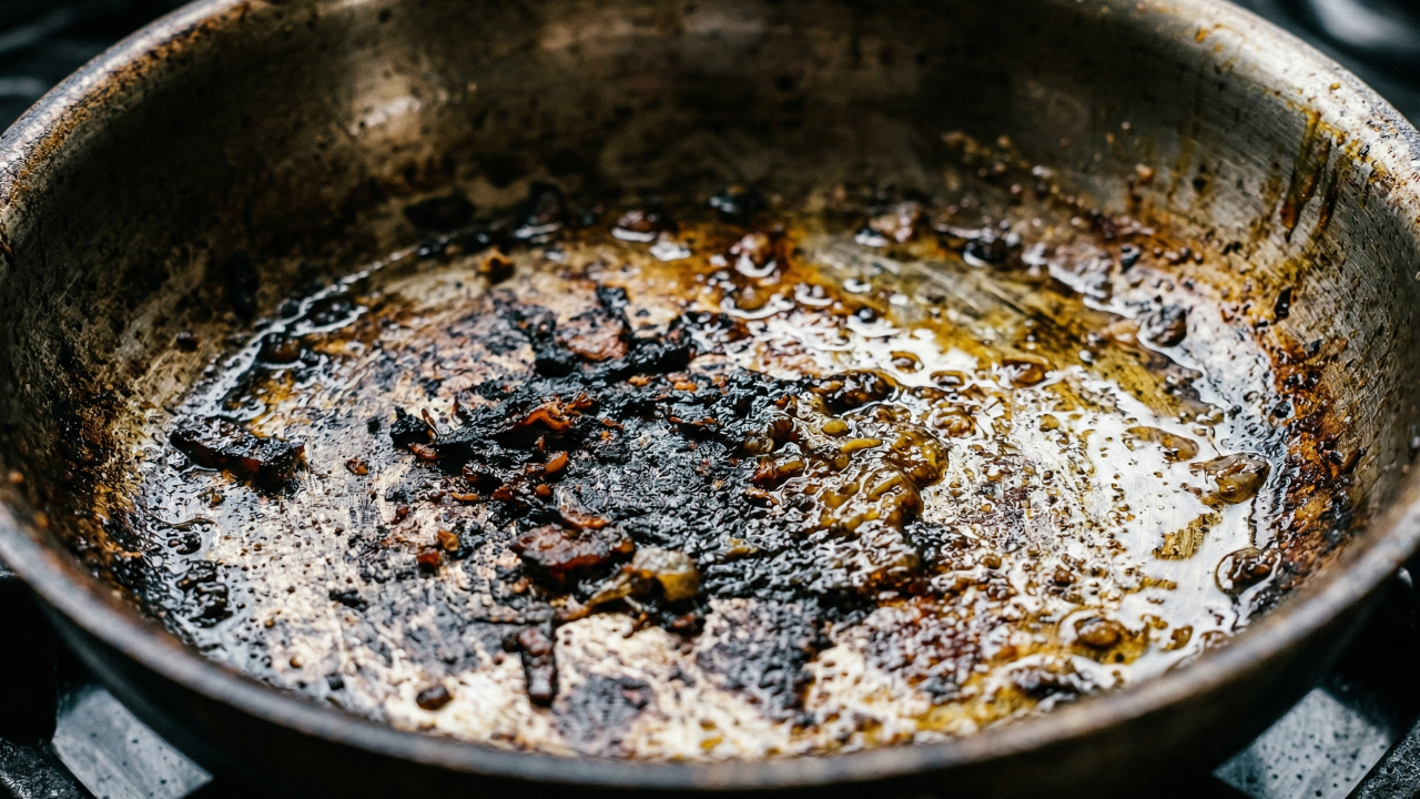 O truque de cozinha que ajuda a limpar panela queimada sem depender de produtos agressivos