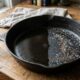 Adeus comida grudando: o método simples com sal e óleo que pode salvar sua frigideira antiga em casa