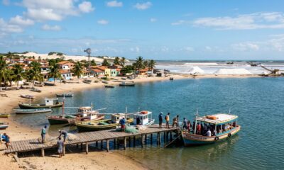 Uma vila onde carros não entram tem dunas de sal brancas como neve e ruas de areia com charretes coloridas