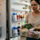 O hábito simples que faz os alimentos durarem mais no refrigerador e ainda reduz gastos no mês