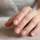 Óleo de bebê nas unhas quebradiças pode ajudar a manter hidratação e aparência mais saudável