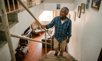 O hábito que ajuda idosos a subir escadas com mais segurança