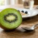Pra que serve comer kiwi todos os dias e o que pode mudar no seu corpo com esse hábito simples