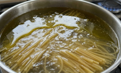 Colocar óleo na água não evita que o macarrão grude e ainda pode estragar o resultado final