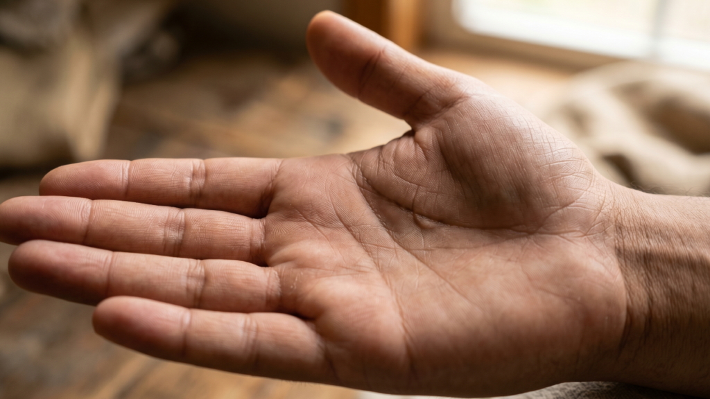 Olhe abaixo do dedo indicador: esse sinal raro na mão é cercado por mistério e leituras curiosas