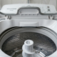 Por que não se deve deixar a porta da máquina de lavar roupa aberta durante muito tempo