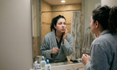 5 hábitos matinais que ajudam a reduzir aparência de rosto inchado