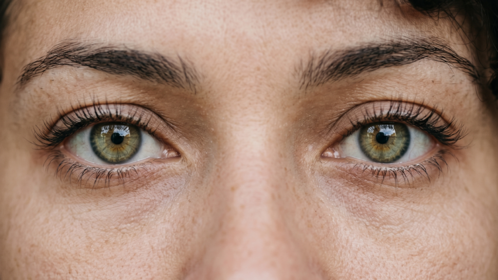 O que significa manter o olhar fixo durante uma conversa segundo a psicologia