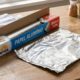 Papel-alumínio parece prático, mas esses alimentos podem reagir mal e até aumentar o risco na cozinha