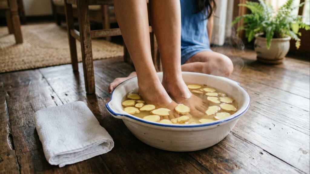 Escalda-pés com gengibre é a solução caseira para idosos com pés gelados