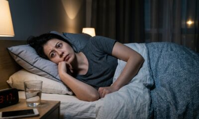 Como acalmar a mente à noite sem brigar com pensamentos que voltam sempre na hora de dormir