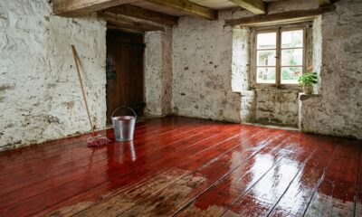 A cera vermelha no chão marcou uma época em que cuidar da casa era quase um ritual diário