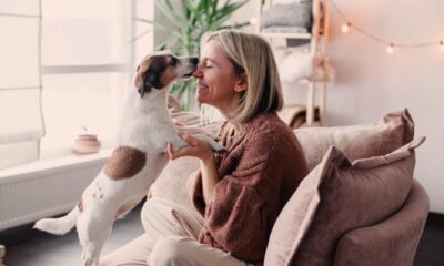 Por que seu cachorro te segue até o banheiro? Entenda o comportamento segundo especialistas