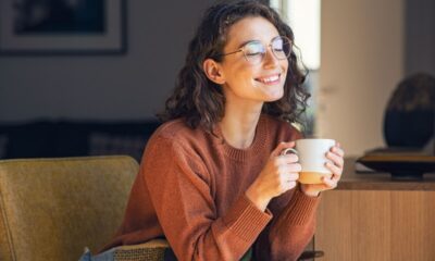 5 chás que ajudam a aliviar cólicas e desconfortos menstruais