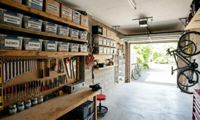 Garagem pequena pode ficar mais funcional com prateleiras, ganchos e caixas organizadoras