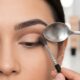 O truque mais simples que você pode fazer com uma colher e sombra para os olhos na sua maquiagem