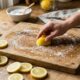Misturar limão com sal: para que serve e por que essa receita é usada na limpeza da tábua