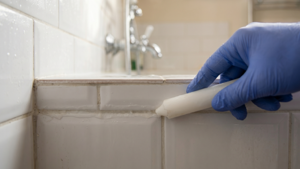 Nem só limpeza pesada: o truque da vela no rejunte que pode atrasar o retorno do mofo no banheiro