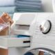 Basta colocar uma xícara de água sanitária na máquina de lavar e suas roupas ficarão como novas