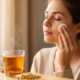 Lavar o rosto com chá de camomila, saiba para que serve e quando incluir na rotina