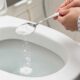 Jogue três colheres dessa misturinha no vaso sanitário, elimine manchas e odores com facilidade