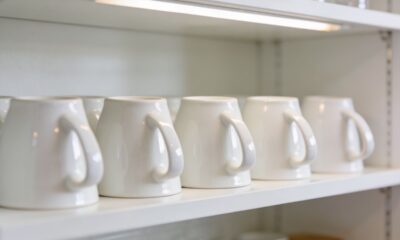 Devo guardar as xícaras em pé ou de cabeça para baixo?