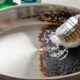 Como limpar o fundo queimado das panelas de forma eficiente usando apenas um ingrediente