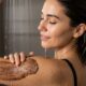 Massagear café na pele: para que serve e por que pode deixar a pele mais macia e firme