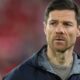 Xabi Alonso está livre no mercado e atrai interesse de grandes clubes europeus, incluindo Manchester City