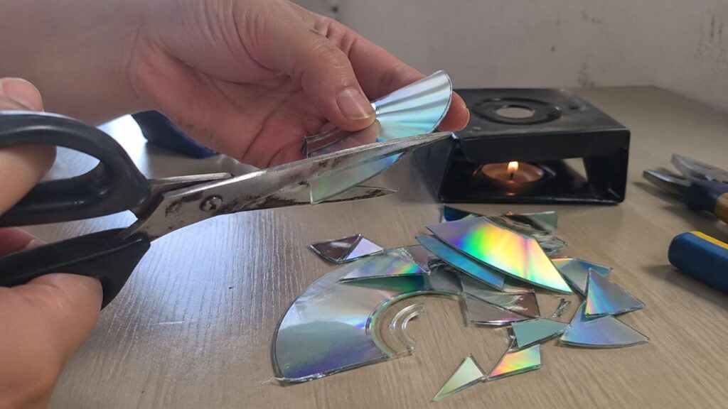 Ideia criativa com CDs velhos que transforma peças esquecidas em algo útil e decorativo