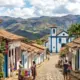 A vila de mil habitantes a 1.500 m de altitude em Minas Gerais que esconde 14 cachoeiras a 17 km de Ouro Preto