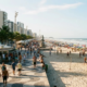A cidade com o maior jardim de praia do mundo fica no Brasil e encanta turistas a 72 km de São Paulo