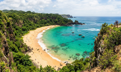 A praia brasileira eleita 7 vezes a melhor do mundo que só se chega por uma passagem na rocha