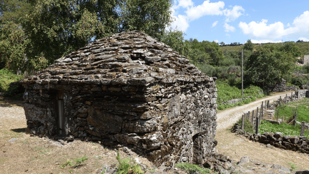 Uma aldeia esquecida a 1.200 metros onde há só um morador e muitos vão lá apenas pelo restaurante