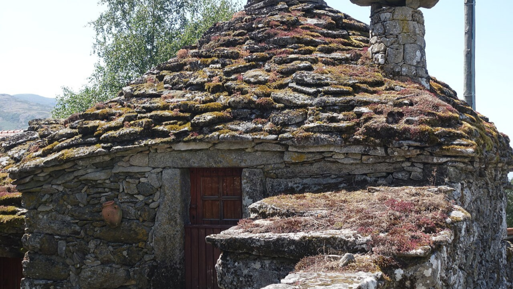 Uma aldeia esquecida a 1.200 metros onde há só um morador e muitos vão lá apenas pelo restaurante
