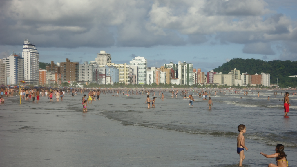 A apenas 70 km de SP, a cidade que abriga uma fortaleza de 1902 e a maior ciclovia à beira-mar do estado