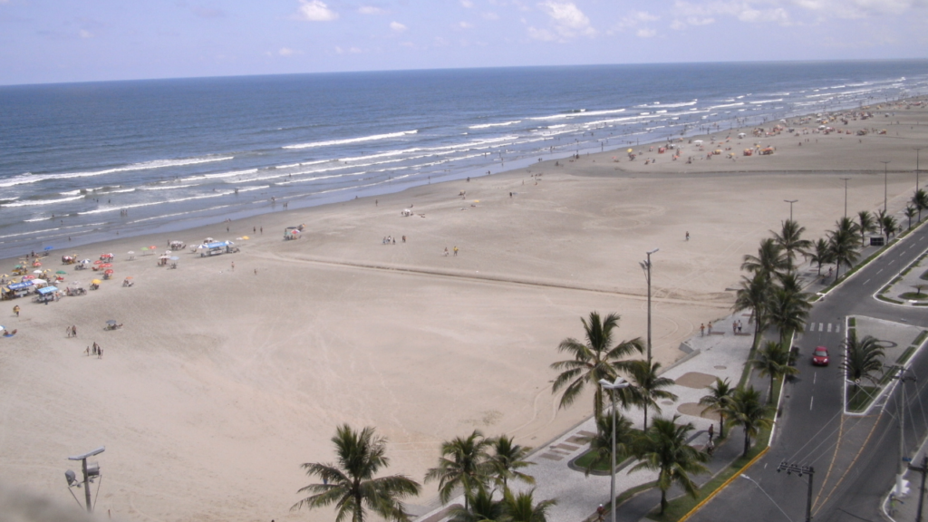 A apenas 70 km de SP, a cidade que abriga uma fortaleza de 1902 e a maior ciclovia à beira-mar do estado